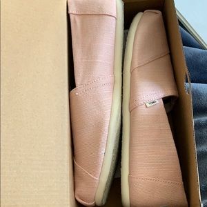 New condition light pink TOMS